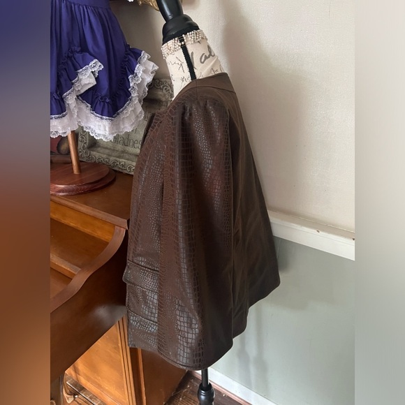 Susan Graver Faux Snakeskin
Zip Front Blazer Jacket
Chocolate Brown Size M - Picture 3 of 4